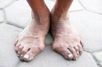 Khi ba không mang dép