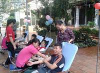 Bà lão 60 tuổi lập facebook kêu gọi bạn trẻ hăng say thiện nguyện