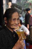 Ấm lòng bát trà xanh miễn phí trên vỉa hè Hà Nội